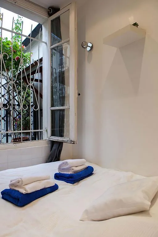 Montmartre Leo Ferre Apartment Paris