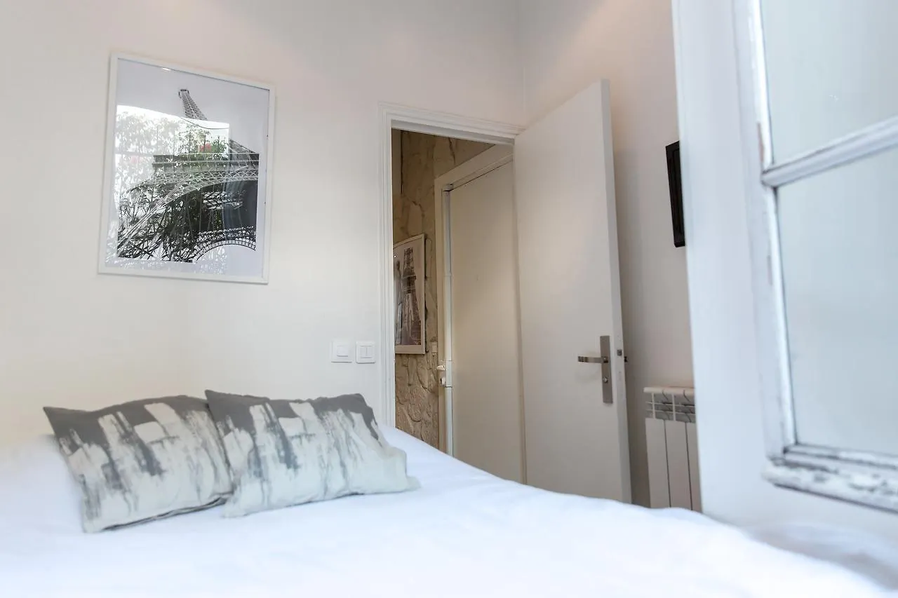 Apartment Montmartre Leo Ferre *