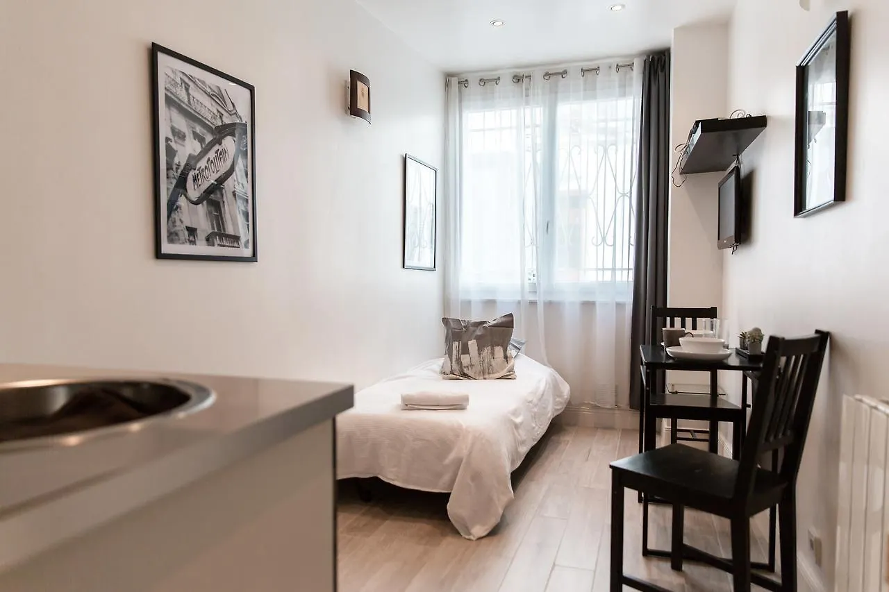 Apartment Montmartre Leo Ferre