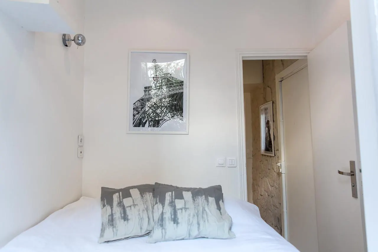 Montmartre Leo Ferre Apartment *